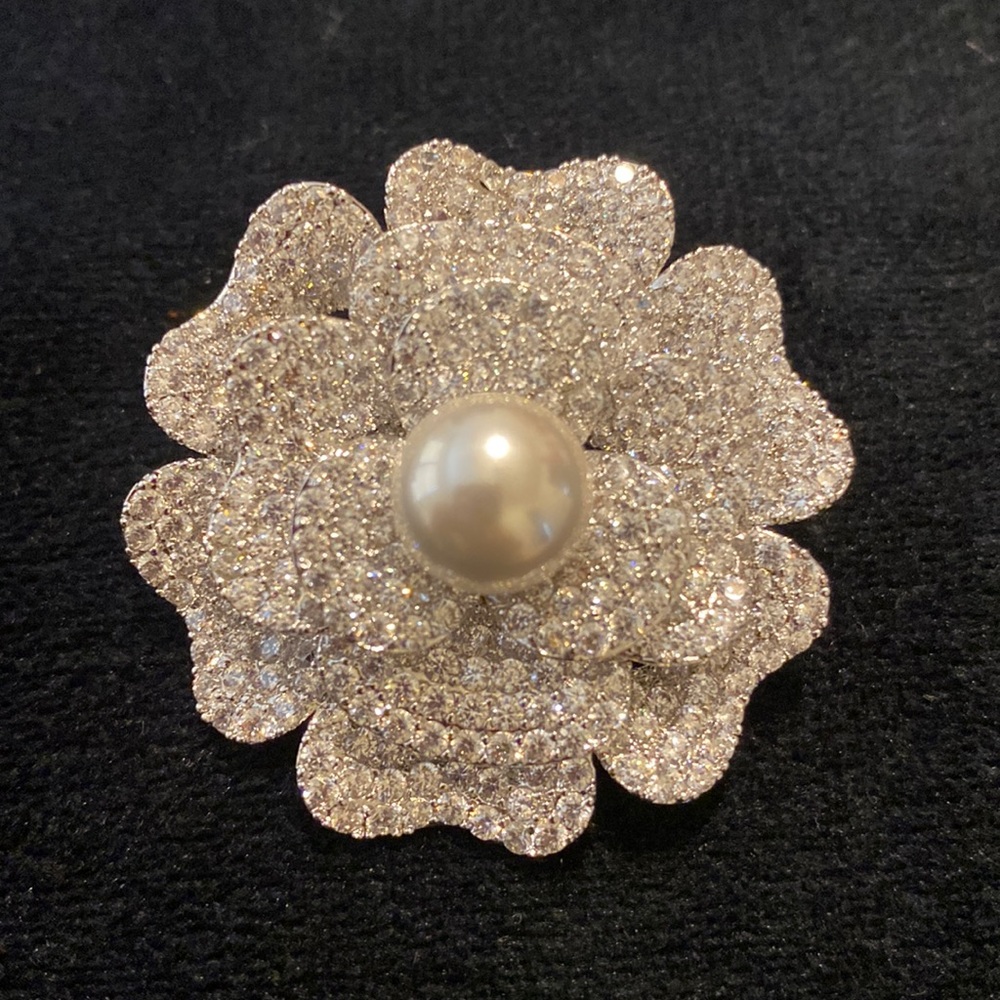 Flower pearl brooch pin